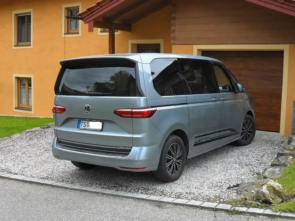 Gebraucht VW Multivan 150 PS (110 kW) 2024 Grau Van / Kleinbus