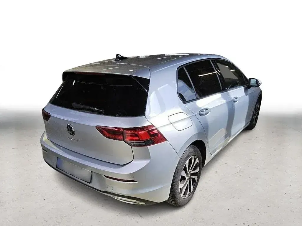 Second-hand VW Golf VIII Active 131 CP (96 kW) 2022 Argintiu Berlinǎ