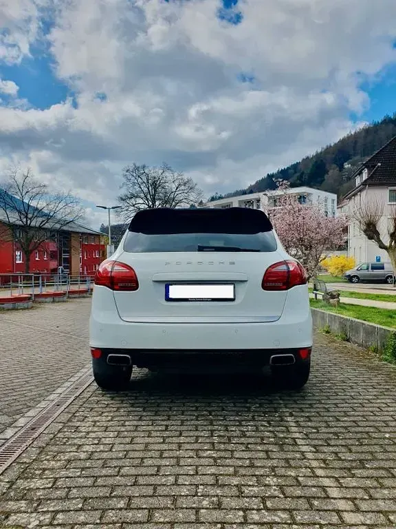 Second-hand Porsche Cayenne 299 CP (219 kW) 2012 Alb SUV