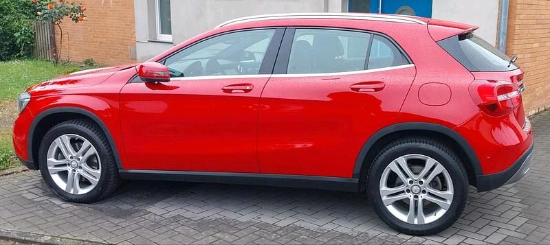 Rot Gebraucht 2016 Mercedes GLA250 SUV | 16.500 € (Fairer Preis) - Bild 1/4