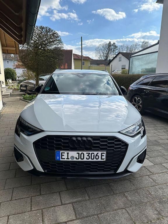 Weiß Gebraucht 2024 Audi A3 Sportback e-tron Advanced Limousine | 33.200 € (Teuer) - Bild 1/4