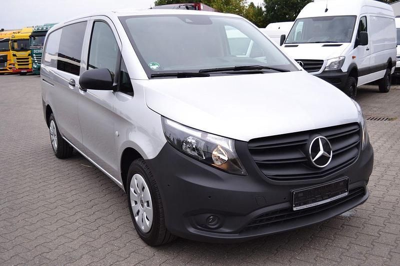 Silber Gebraucht 2022 Mercedes Vito Van / Kleinbus | 21.991 € (Superpreis) - Bild 1/4