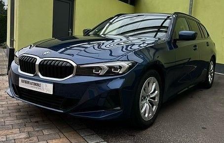 Phytonicblau metallic (metallic) Gebraucht 2023 BMW 318 Kombi | 29.380 € (Fairer Preis) - Bild 1/4