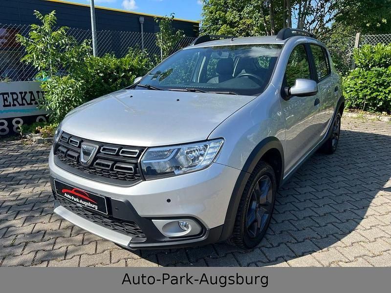 Grau Gebraucht 2017 Dacia Sandero Celebration Kleinwagen | 9.980 € (Guter Preis) - Bild 1/4