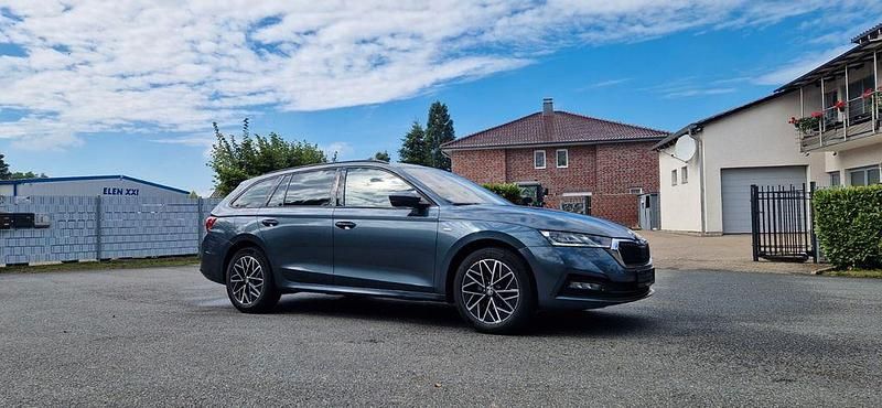 Grau Gebraucht 2022 Skoda Octavia Clever Kombi | 13.277 € (Teuer) - Bild 1/4