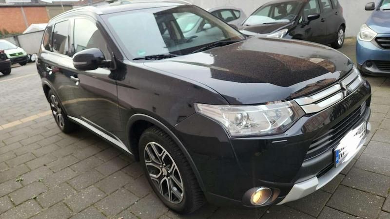 Gebraucht Mitsubishi Outlander Instyle 150 PS (110 kW) 2015 Pantherschwarz (p) SUV