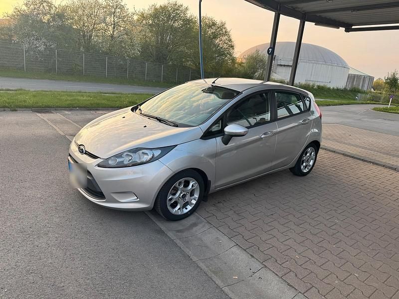 Gebraucht Ford Fiesta 95 PS (69 kW) 2011 Silber Kleinwagen