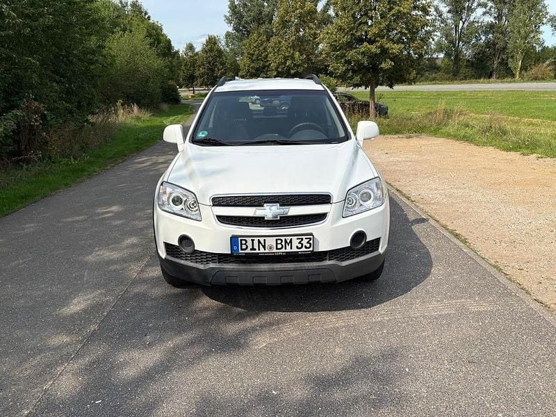 Weiß Gebraucht 2011 Chevrolet Captiva LS SUV | 5.350 € (Guter Preis) - Bild 1/4