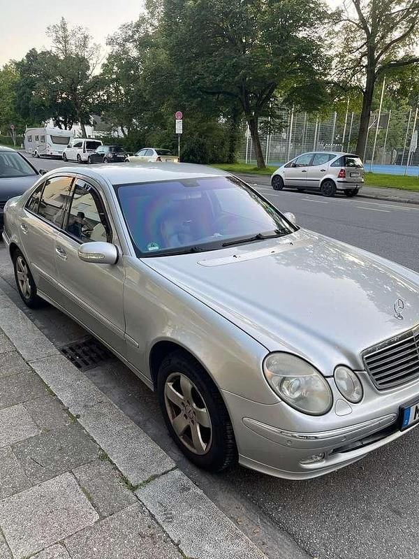 Silber Gebraucht 2004 Mercedes E320 Avantgarde Limousine | 2.850 € (Superpreis) - Bild 1/4