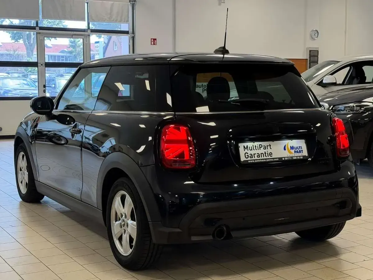 Gebraucht Mini Cooper Essential 136 PS (100 kW) 2023 Schwarz Kleinwagen