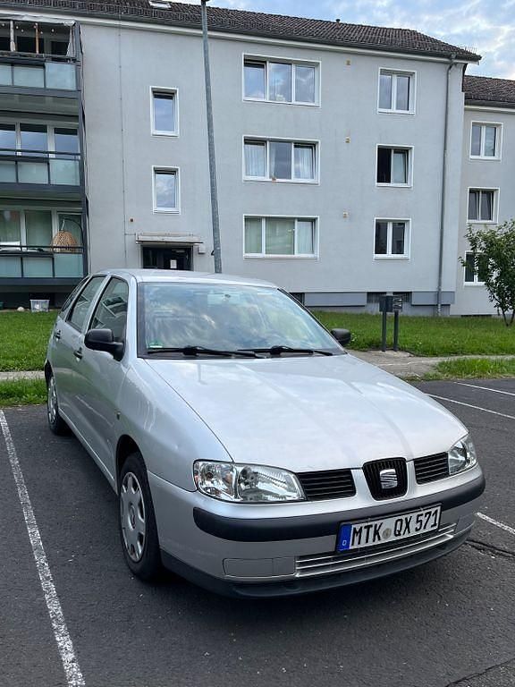 Silber Gebraucht 2001 Seat Ibiza Stella Limousine | 1.350 € (Fairer Preis) - Bild 1/4
