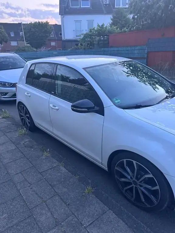 Gebraucht VW Golf VI 122 PS (89 kW) 2011 Weiß Kleinwagen