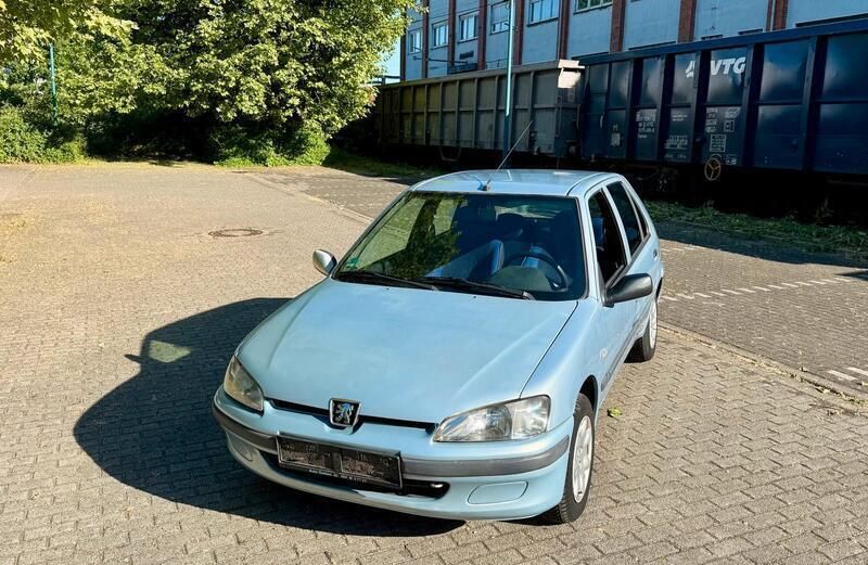 Grau Gebraucht 2001 Peugeot 106 Kleinwagen | 1.390 € (Fairer Preis) - Bild 1/4