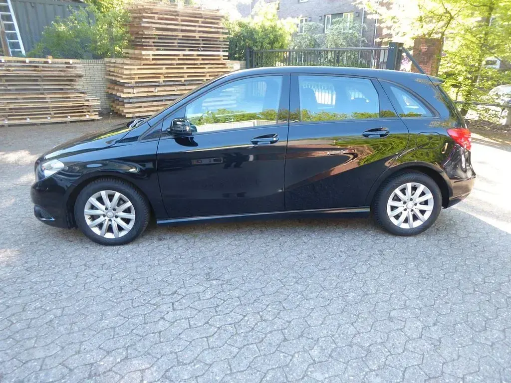 Gebraucht Mercedes B180 122 PS (89 kW) 2013 Schwarz Van / Kleinbus
