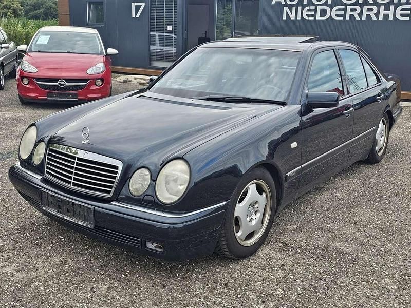 Blau Gebraucht 1996 Mercedes E320 Avantgarde Limousine | 4.700 € (Superpreis) - Bild 1/4