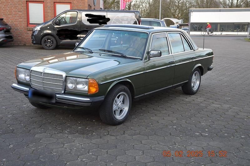 Gebraucht Mercedes E230 136 PS (100 kW) 1983 Grün Limousine