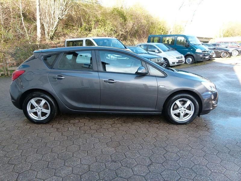Gebraucht Opel Astra Selection 101 PS (74 kW) 2011 Grau Limousine