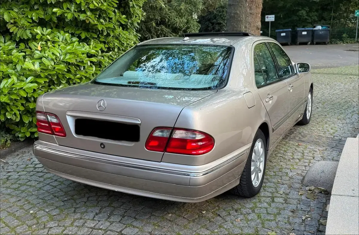 Gebraucht Mercedes E320 Elegance 224 PS (164 kW) 2001 Gold Limousine