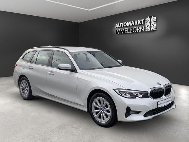Weiß Gebraucht 2022 BMW 320 Sport Line Kombi | 27.480 € (Superpreis) - Bild 1/4