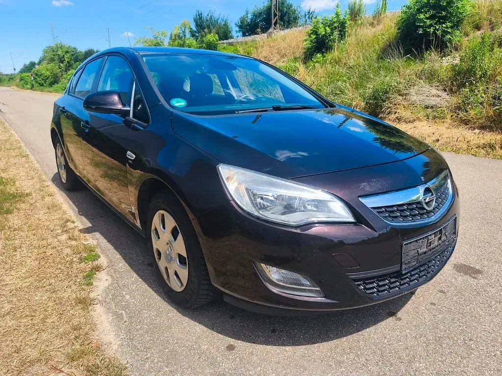 Gebraucht Opel Astra Edition 101 PS (74 kW) 2012 Braun Limousine