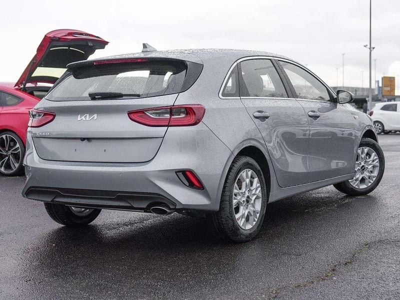Neu Kia Ceed Vision 140 PS (102 kW) 2026 Silber lunarsilber metallic Kleinwagen