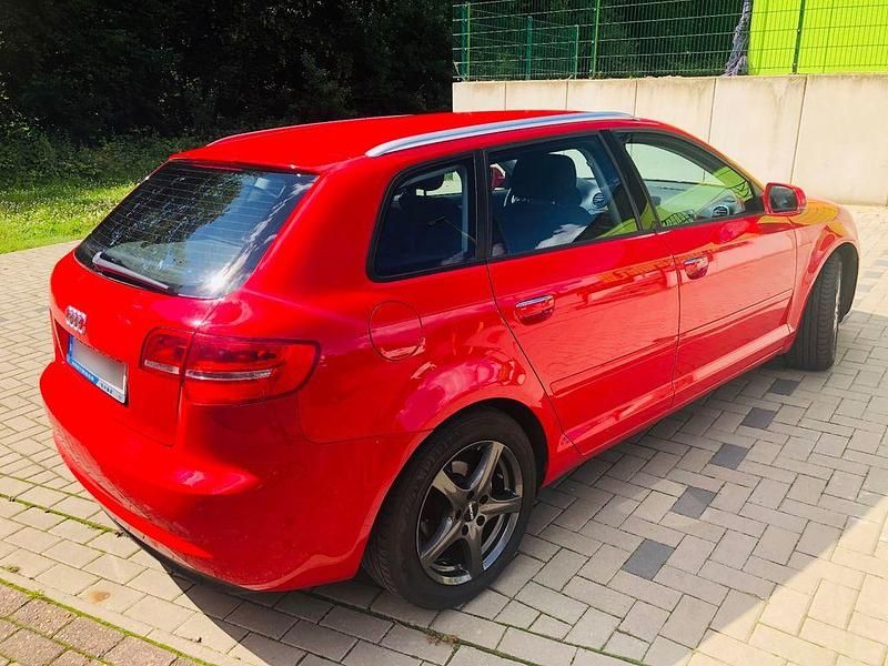 Gebraucht Audi A3 Ambiente 105 PS (77 kW) 2011 Rot Kleinwagen