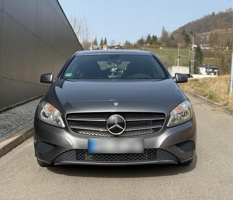 Gebraucht Mercedes A180 122 PS (89 kW) 2015 Grau Kleinwagen