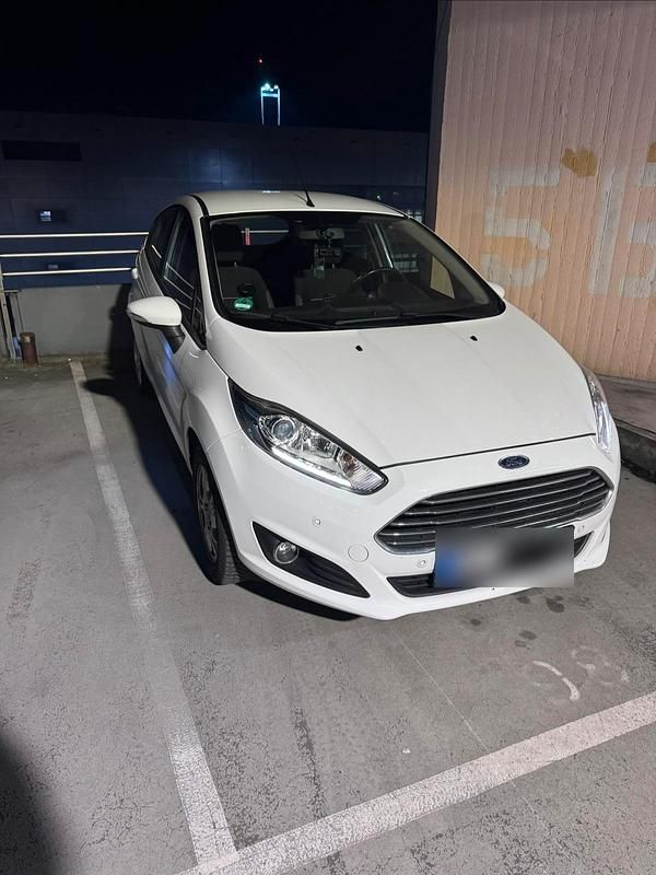 Gebraucht Ford Fiesta 101 PS (74 kW) 2015 Weiß Kleinwagen
