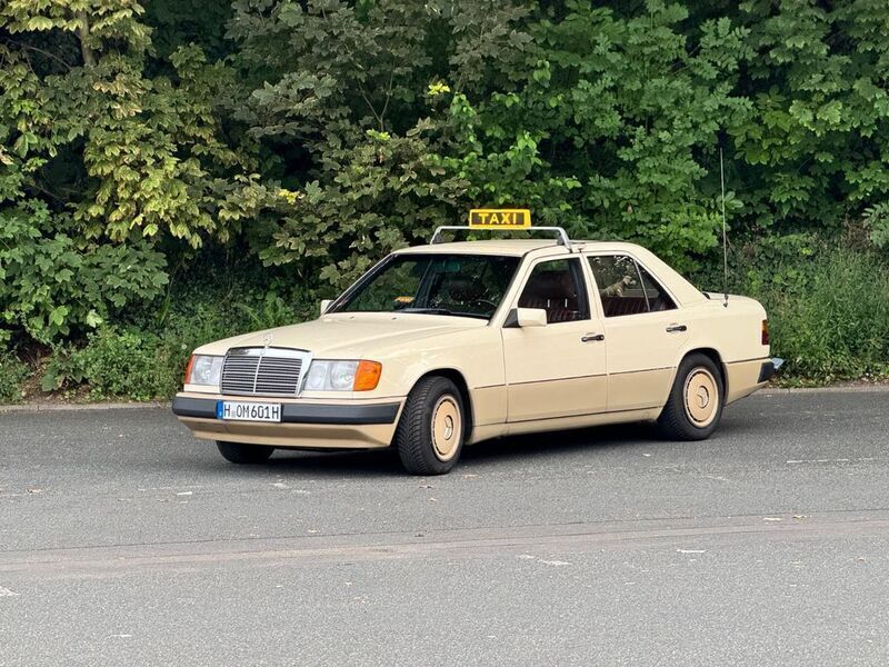 Gelb Gebraucht 1989 Mercedes 200 Limousine | 9.124 € - Bild 1/4