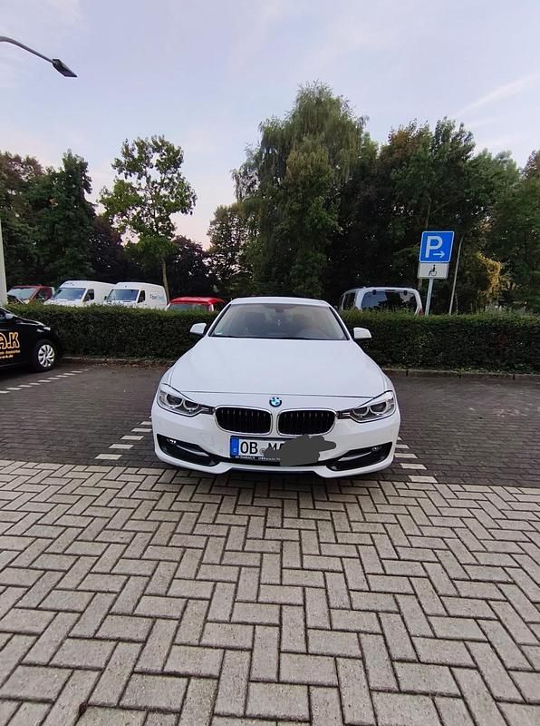 Weiß Gebraucht 2016 BMW 318 Limousine | 13.499 € (Fairer Preis) - Bild 1/4