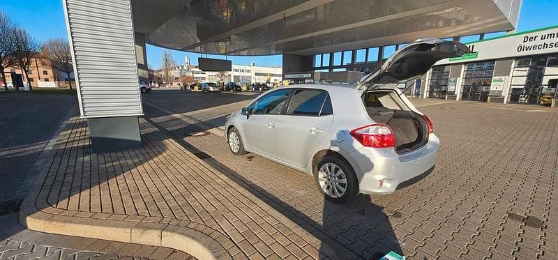 Gebraucht Toyota Auris 90 PS (66 kW) 2010 Silber Kleinwagen