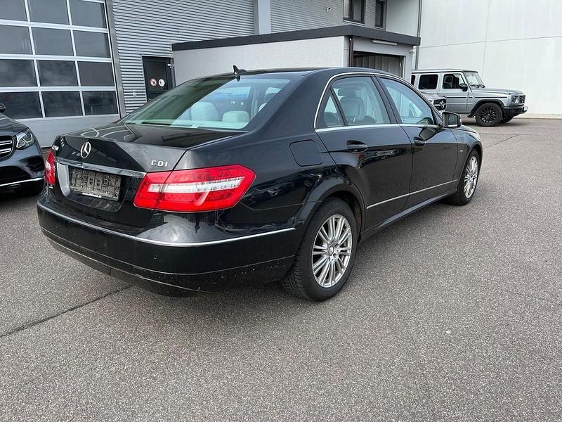 Gebraucht Mercedes E250 204 PS (150 kW) 2009 Schwarz Limousine