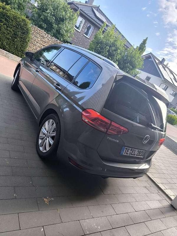 Grau Gebraucht 2016 VW Touran Comfortline Van / Kleinbus | 11.190 € (Teuer) - Bild 1/4