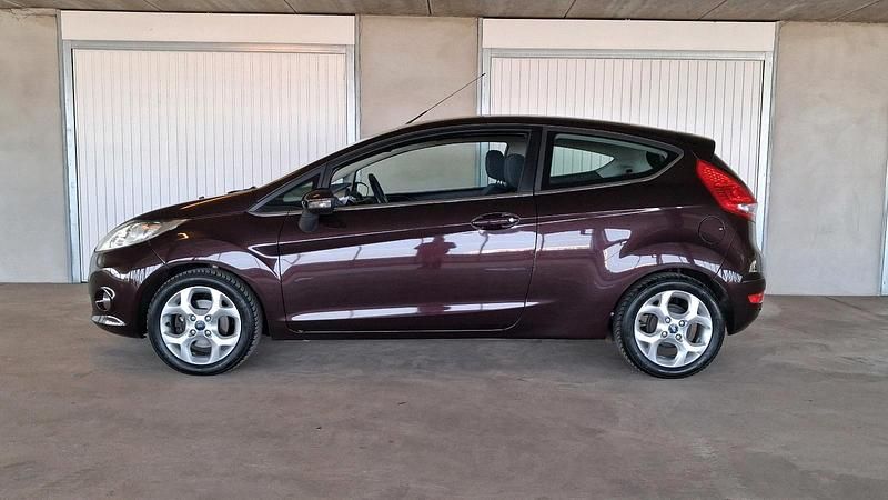 Gebraucht Ford Fiesta Titanium 97 PS (71 kW) 2012 Violet Kleinwagen