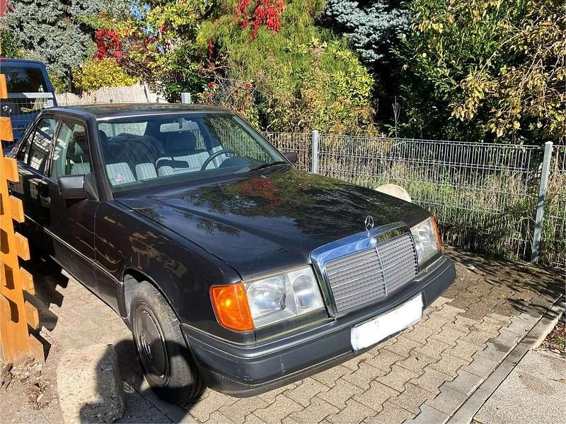 Blau Gebraucht 1990 Mercedes 200 Limousine | 9.900 € - Bild 1/3