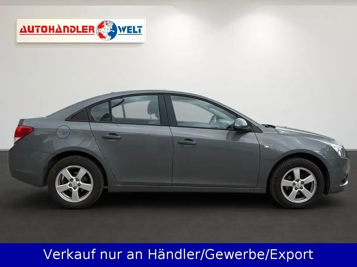 Usado Chevrolet Cruze 141 HP (103 kW) 2010 Cinzento Sedan