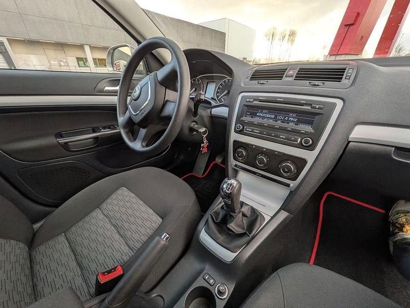 Gebraucht Skoda Octavia Ambiente 122 PS (89 kW) 2010 Silber Limousine