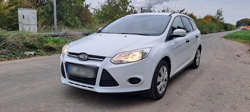 Weiß Gebraucht 2013 Ford Focus Kombi | 3.000 € (Superpreis) - Bild 1/4