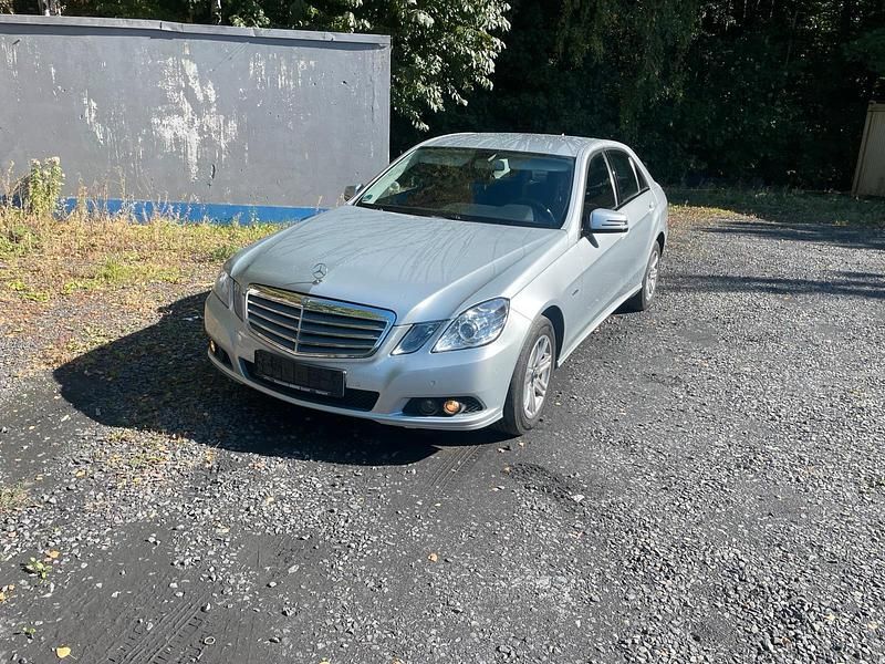 Silber Gebraucht 2009 Mercedes E220 Limousine | 9.500 € (Guter Preis) - Bild 1/4
