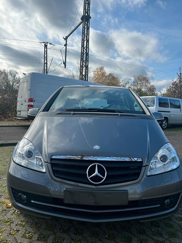 Braun Gebraucht 2010 Mercedes A180 Kleinwagen | 4.990 € (Fairer Preis) - Bild 1/4