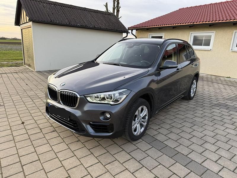 Schwarz Gebraucht 2018 BMW X1 Sport Line SUV | 25.800 € - Bild 1/4