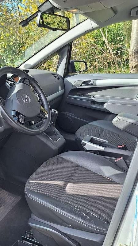 Gebraucht Opel Zafira Innovation 125 PS (91 kW) 2009 Silber Van / Kleinbus