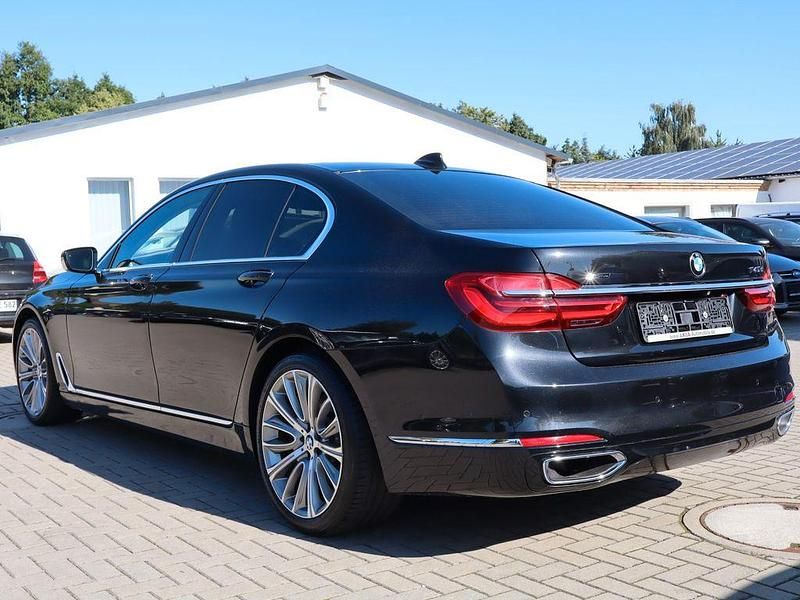 Second-hand BMW 740 320 CP (235 kW) 2017 Negru Berlinǎ