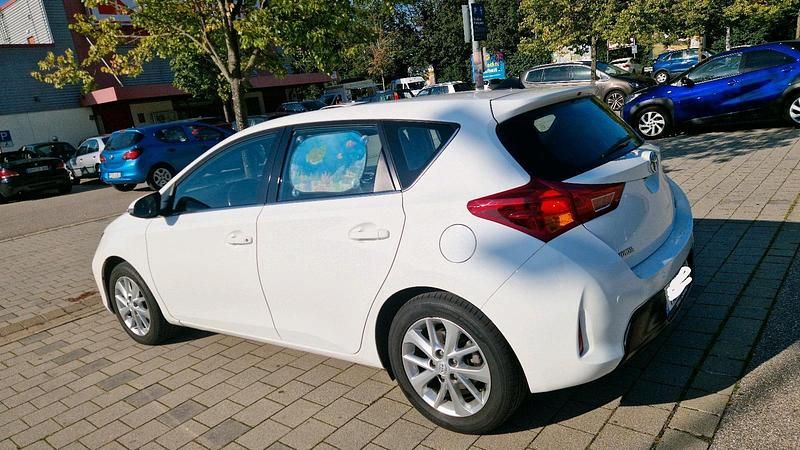 Weiß Gebraucht 2025 Toyota Auris Edition Limousine | 10.500 € (Superpreis) - Bild 1/4