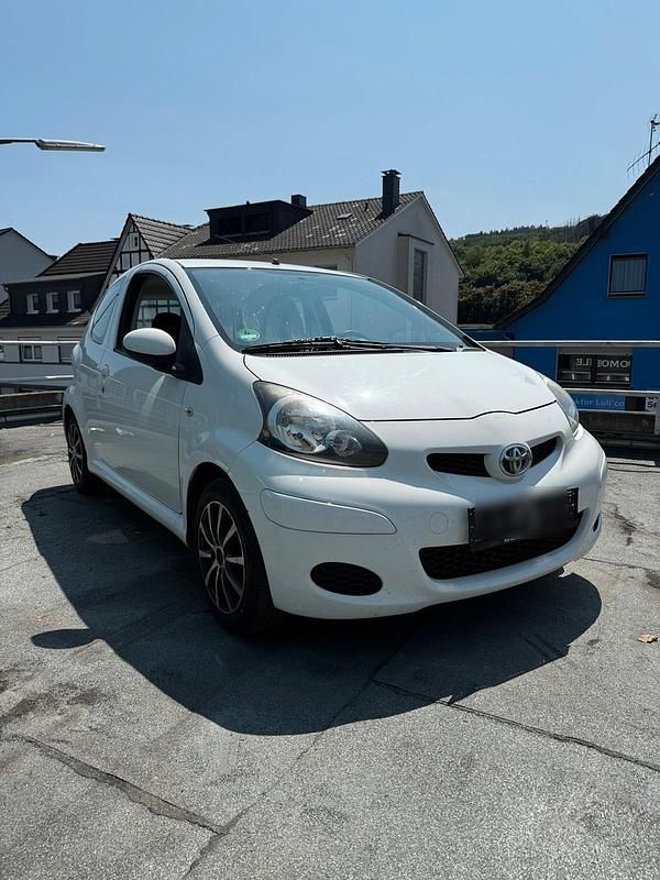 Weiß Gebraucht 2011 Toyota Aygo Kleinwagen | 2.000 € (Fairer Preis) - Bild 1/4