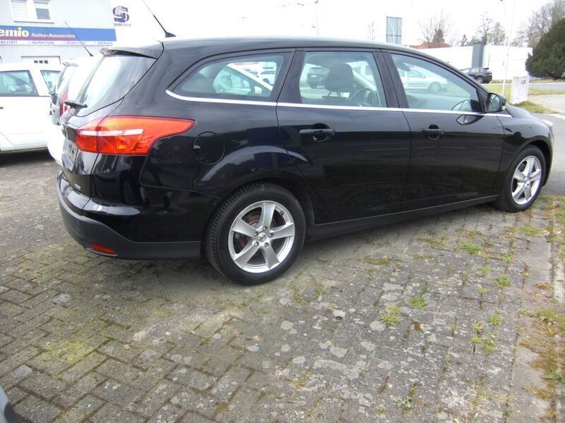 Gebraucht Ford Focus Ambiente 101 PS (74 kW) 2016 Schwarz Limousine