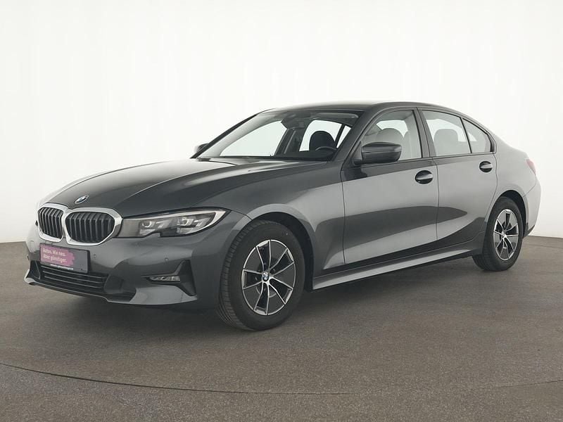 Mineralgrau Gebraucht 2022 BMW 318 Advantage Limousine | 24.399 € (Guter Preis) - Bild 1/4