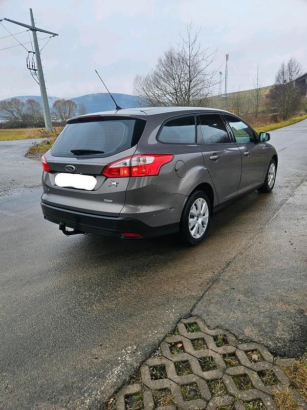 Gebraucht Ford Focus 100 PS (73 kW) 2014 Braun Kombi