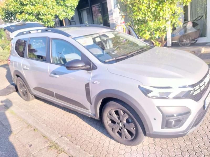 Grau Gebraucht 2023 Dacia Jogger Extreme Van / Kleinbus | 18.300 € (Fairer Preis) - Bild 1/4