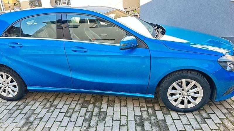 Gebraucht Mercedes A180 122 PS (89 kW) 2013 Blau Limousine